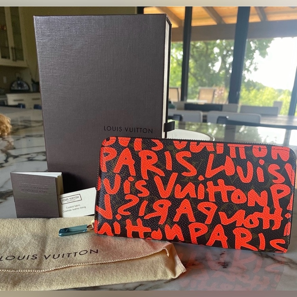 Louis Vuitton Stephen Spouse Orange
Graffiti Zippy Wallet
